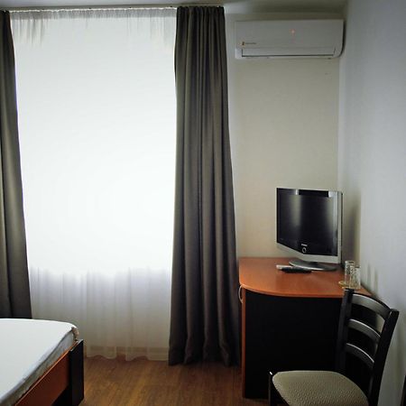 Pension Delia Gardens Тимишоара Екстериор снимка