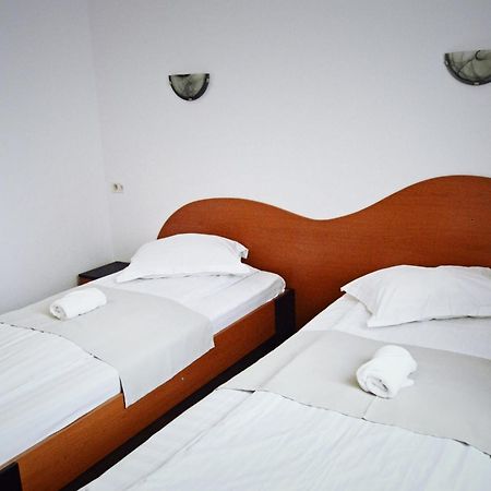 Pension Delia Gardens Тимишоара Екстериор снимка