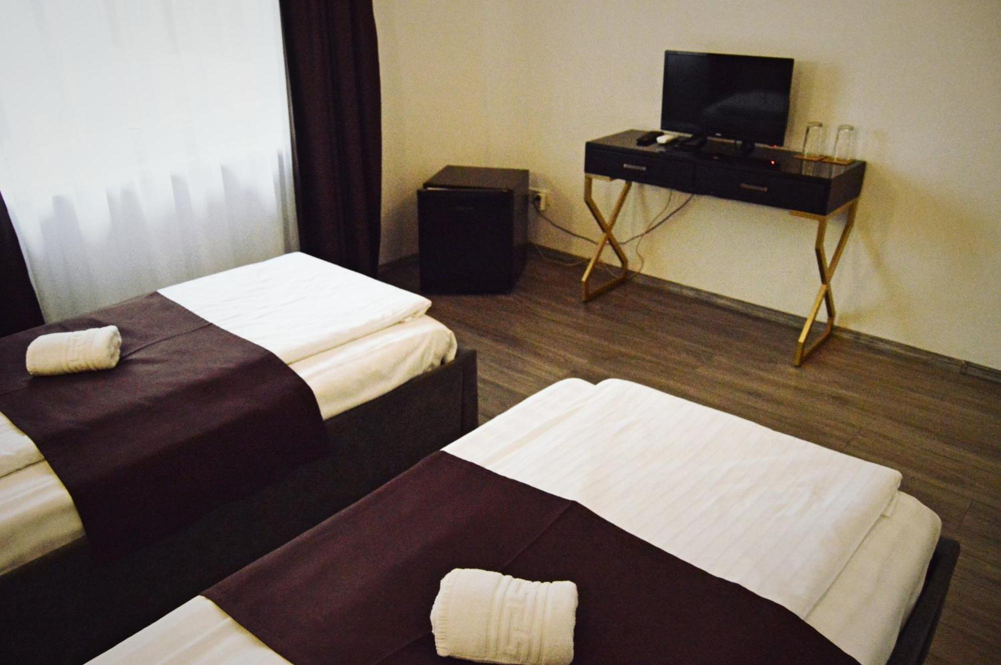 Pension Delia Gardens Тимишоара Екстериор снимка