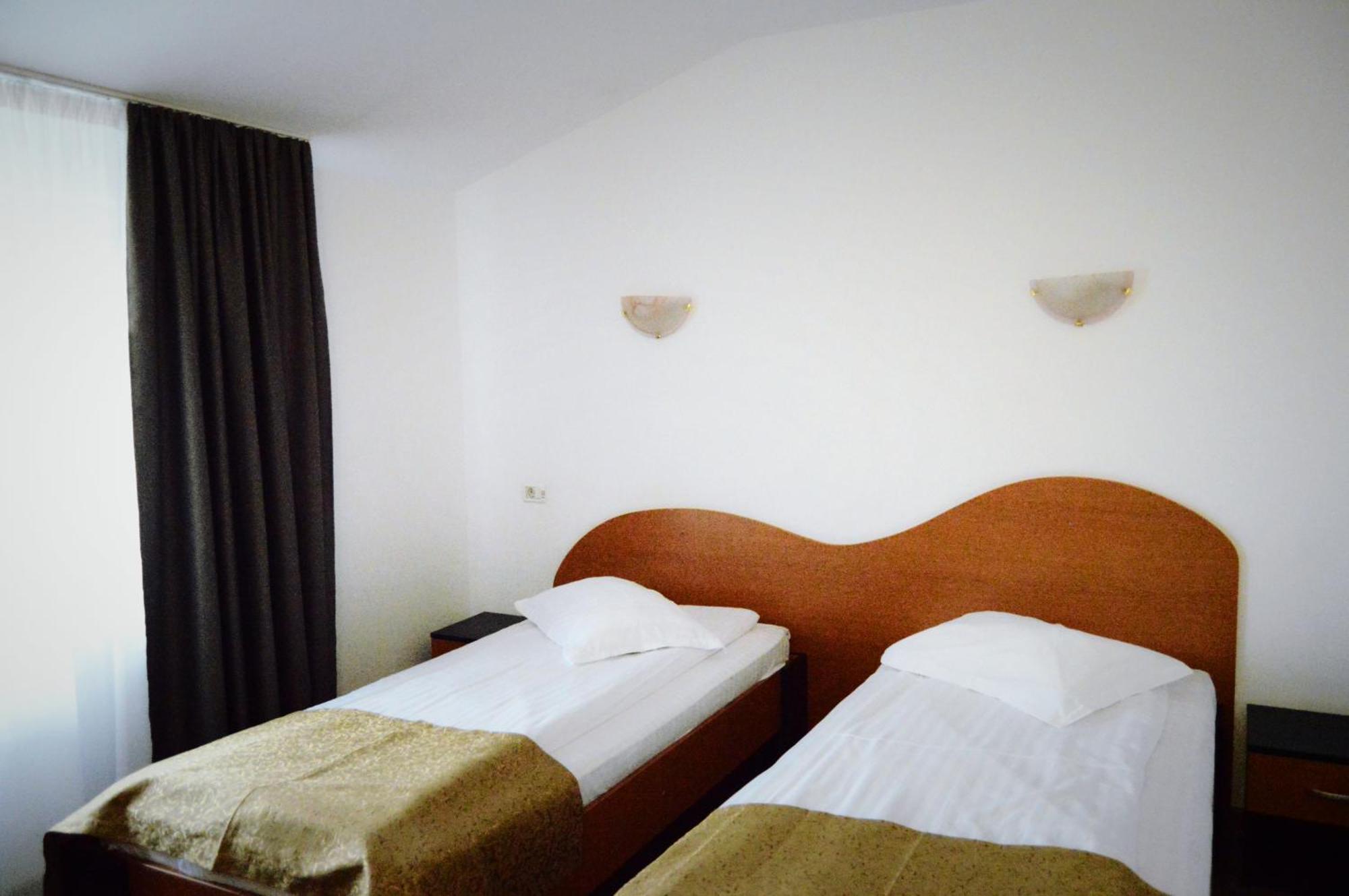 Pension Delia Gardens Тимишоара Екстериор снимка