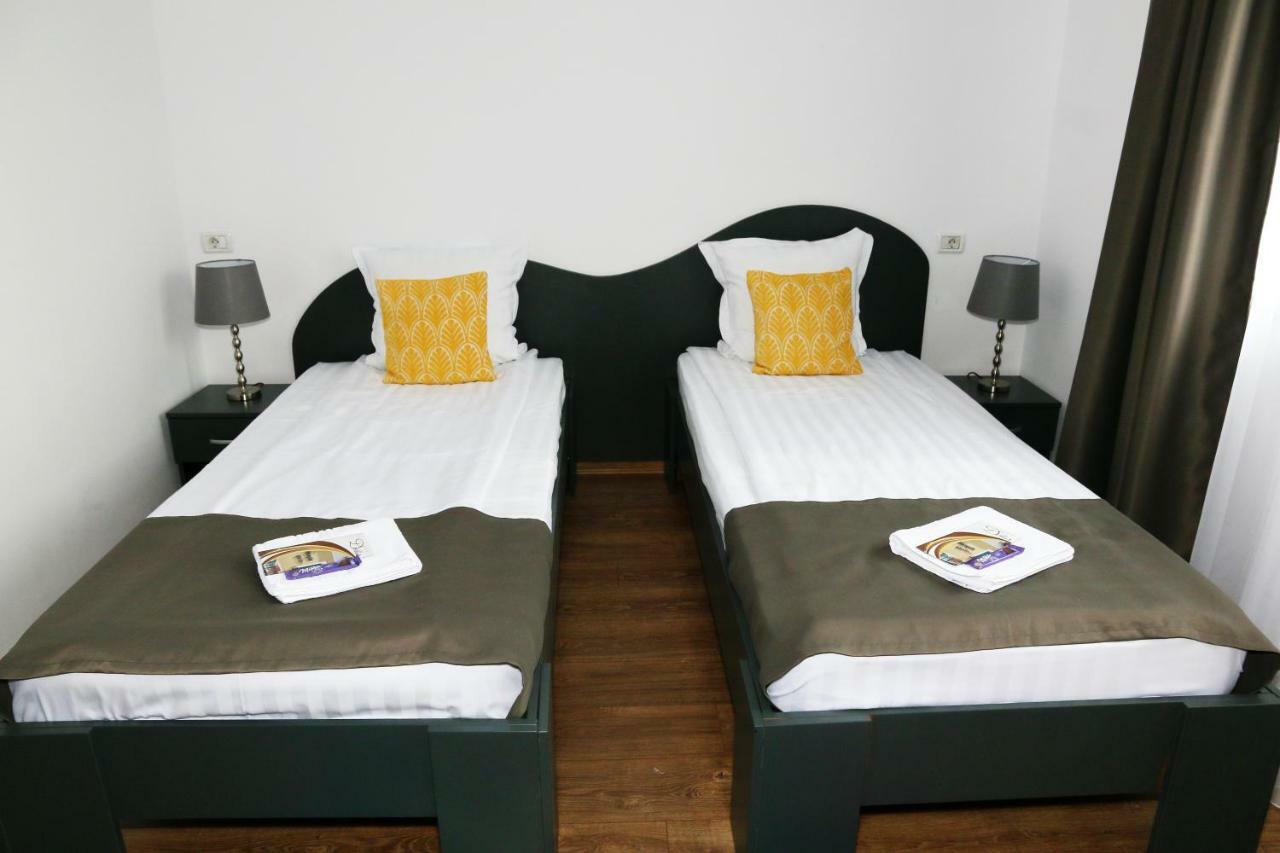 Pension Delia Gardens Тимишоара Екстериор снимка