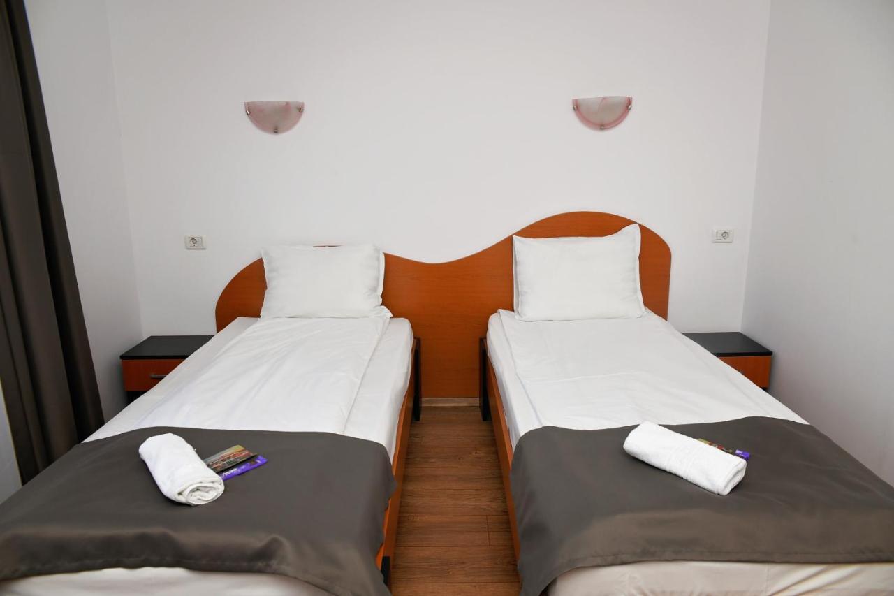Pension Delia Gardens Тимишоара Екстериор снимка